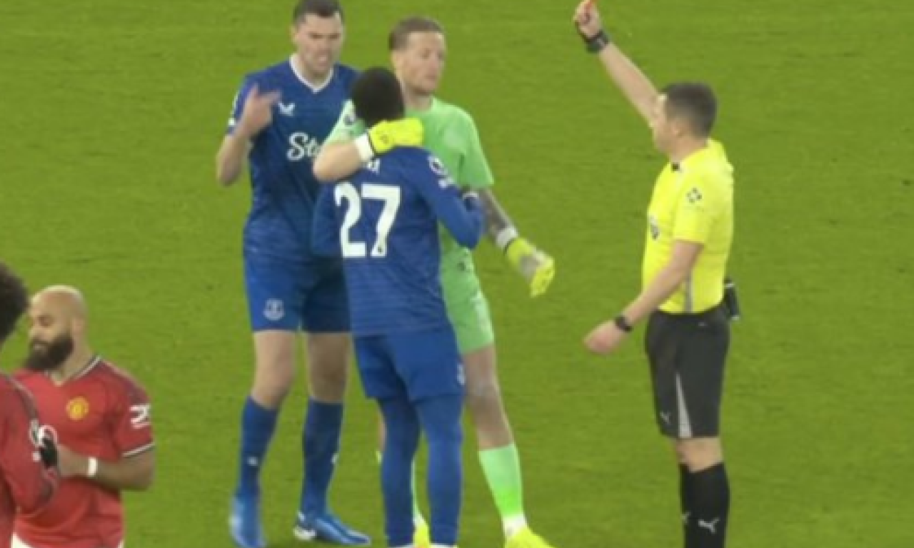 NEVIĐENI SKANDAL U PREMIJER LIGI! Sramota u Mančesteru: Gej ošamario saigrača, pa dobio crveni karton (VIDEO)