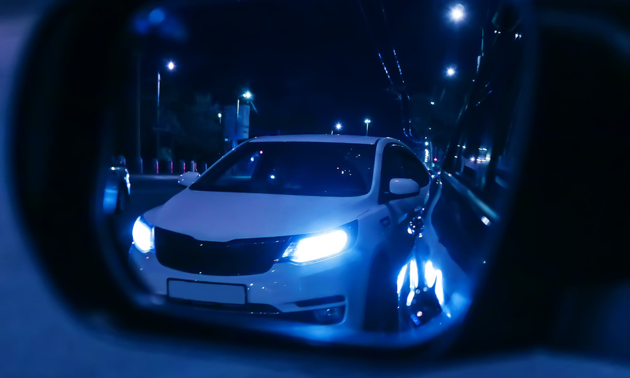 DRAMA NA AUTO-PUTU KA BEOGRADU KOJU ĆETE GLEDATI IZNOVA Sa kamiona otpadaju delovi, "korsa" uleće niotkuda i udara... (VIDEO)