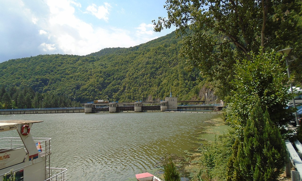 U AUTU KOJI JE SLETEO U JEZERO KOD ČAČKA BILI MUŠKARAC I ŽENA: U toku je pretraga vode, ovo su detalji strave
