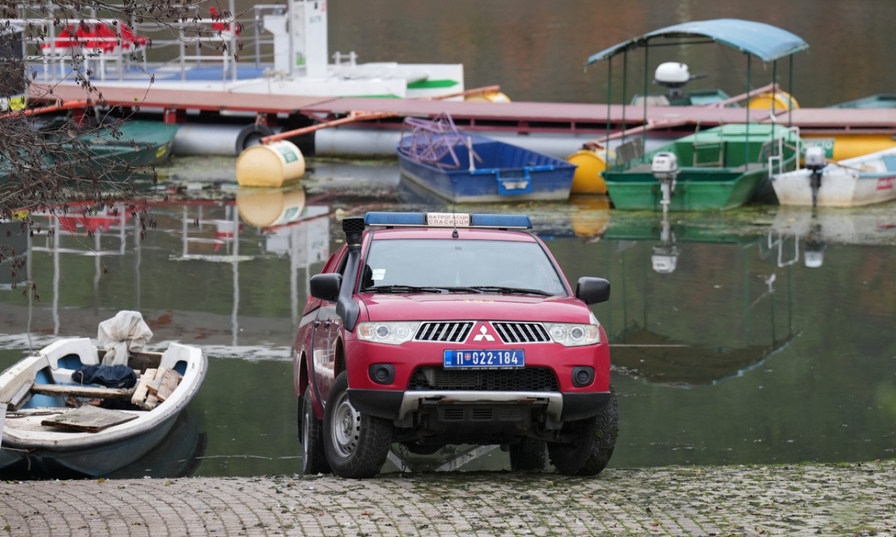 PRVE SLIKE STRAVE KOD ČAČKA Ronioci pretražuju jezero Međuvršje: Auto sleteo sa puta i potonuo, sumnja se da su unutra muž i žena (FOTO)