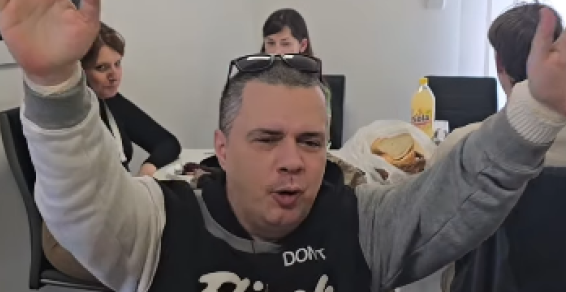 TUŽAN ROĐENDAN BOJANA TOMOVIĆA! Pevač napunio 43 godine u psihijatrijskoj bolnici, umislio da je strina (FOTO)