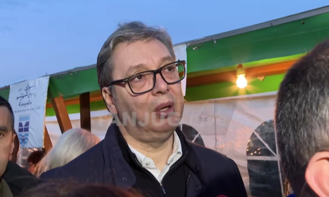 VUČIĆ U CENTRU NEGOTINA Predsednik razgovara sa građanima, pripremili mu posebne poklone!  (VIDEO)