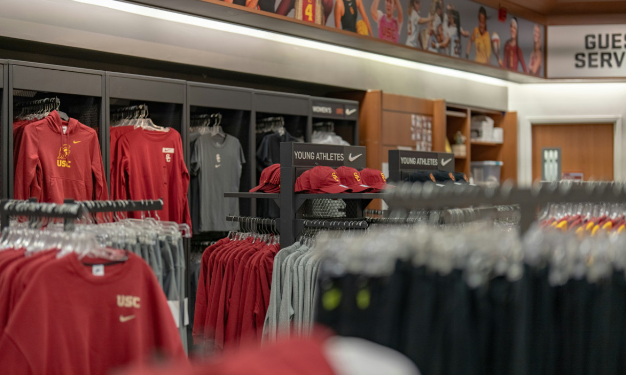 POPULARNI SPORTSKI LANAC ZATVARA SVOJE PRODAVNICE Pretrpeli milionske gubitke, evo šta će biti sa zaposlenima