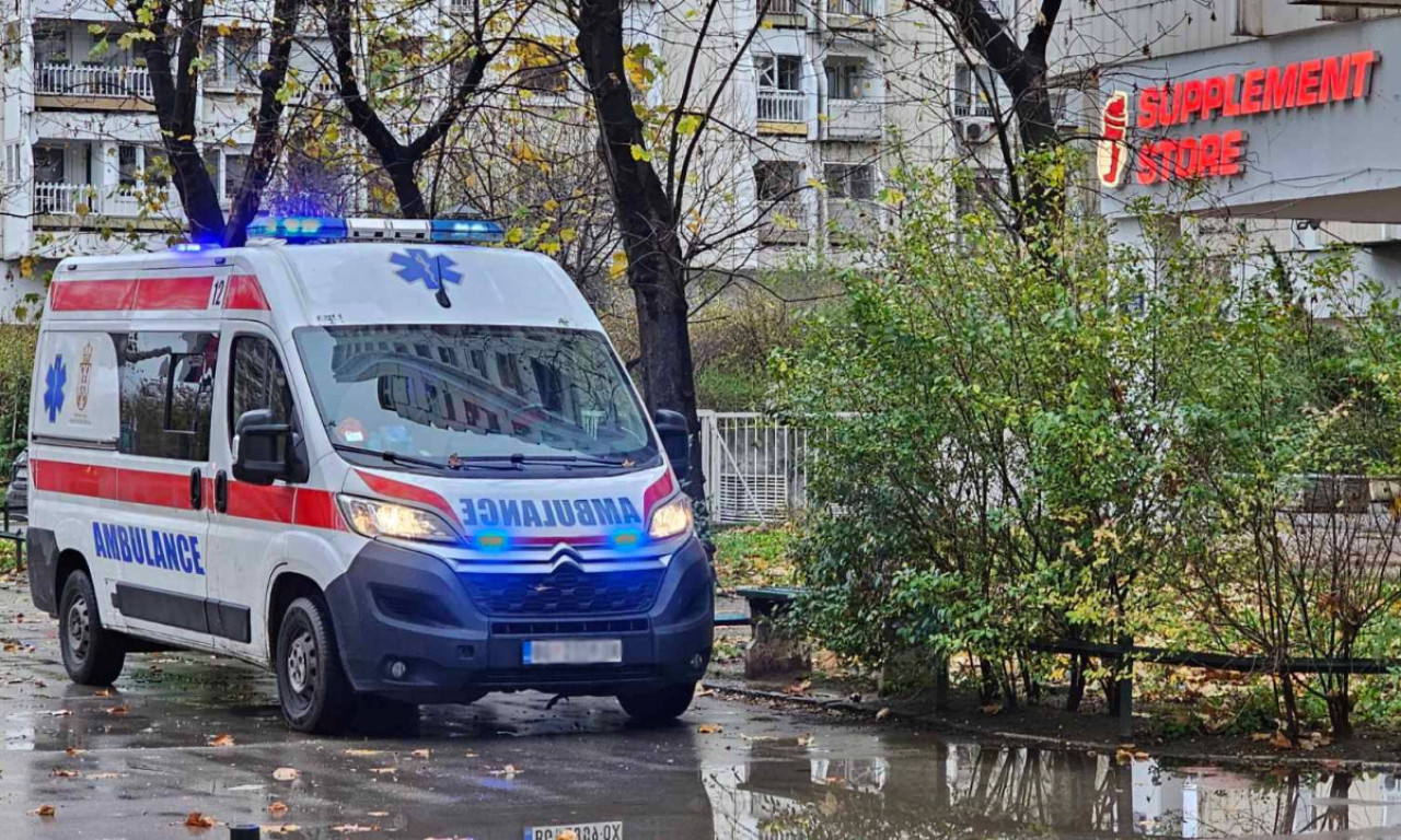 DEVOJKA (20) SKOČILA SA 4. SPRATA ZGRADE U BEOGRADU Bore joj se za život!