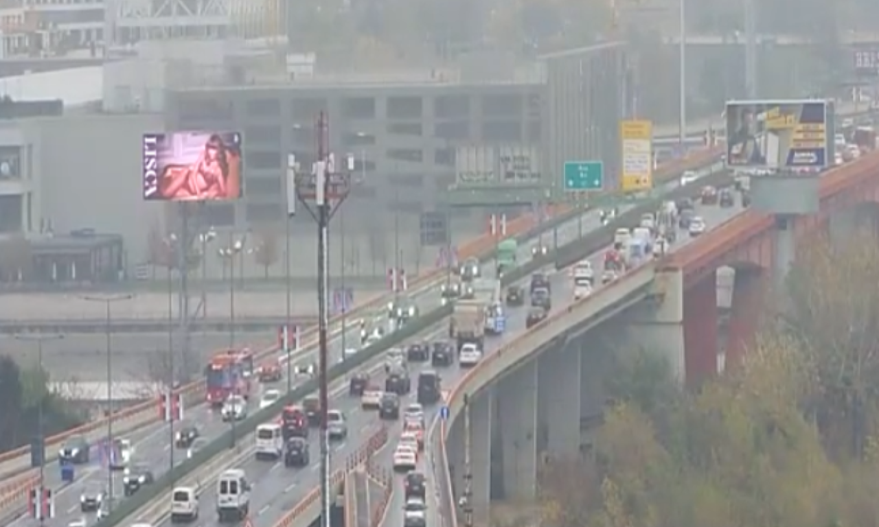 OBOREN MOTOCIKLISTA KOD GAZELE: Hitna na terenu, stvara se kolaps prema Novom Beogradu (VIDEO)