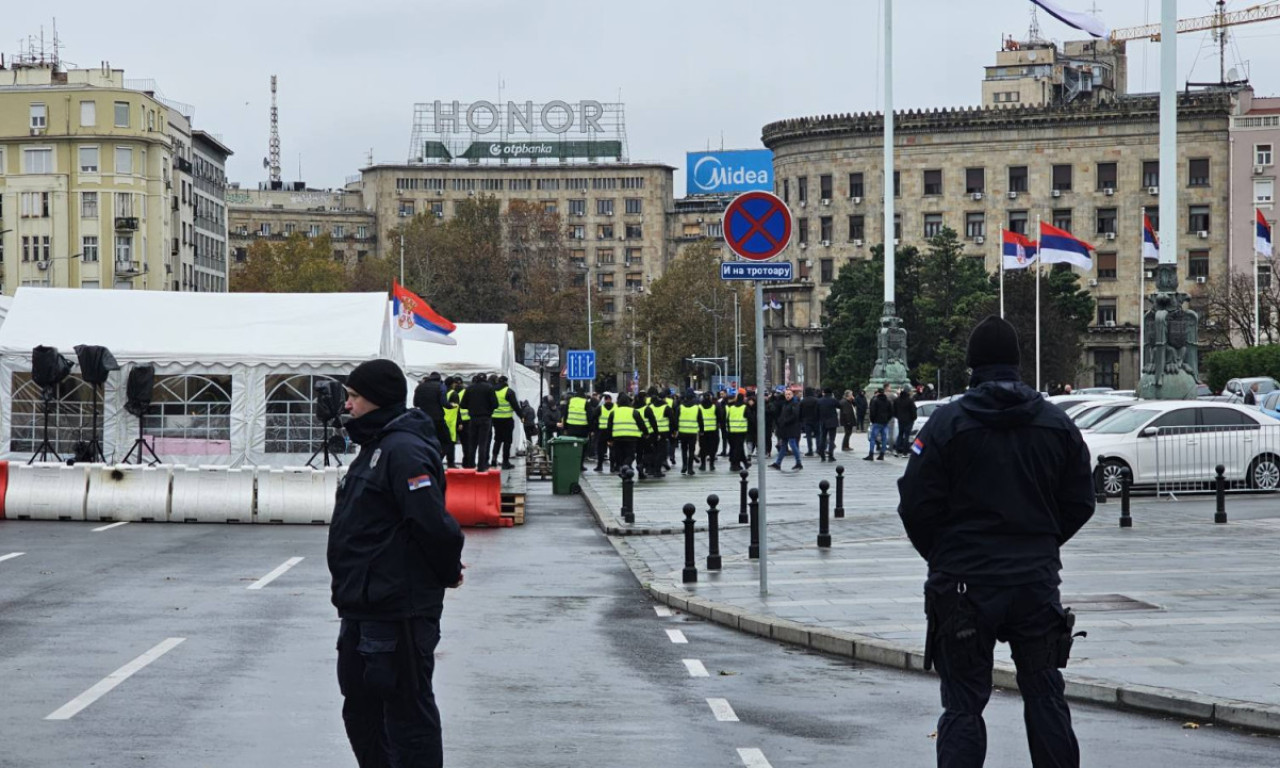 POGLEDAJTE ŠTA SE DEŠAVA ISPRED SKUPŠTINE Uništeni šatori, srušena ograda, veliki broj policije u centru grada (FOTO)
