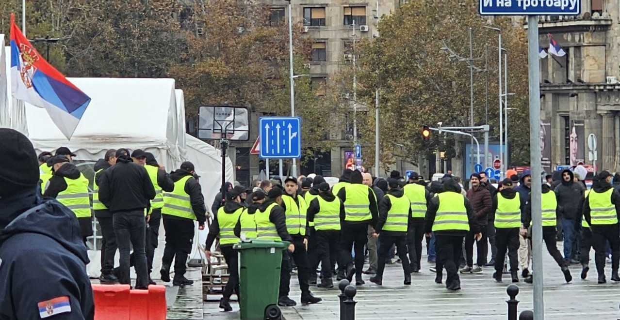 KASNI SEDNICA ZBOG INCIDENTA ISPRED SKUPŠTINE Koškanja među opozicijom i grupom građana, policija ih razdvaja (VIDEO)