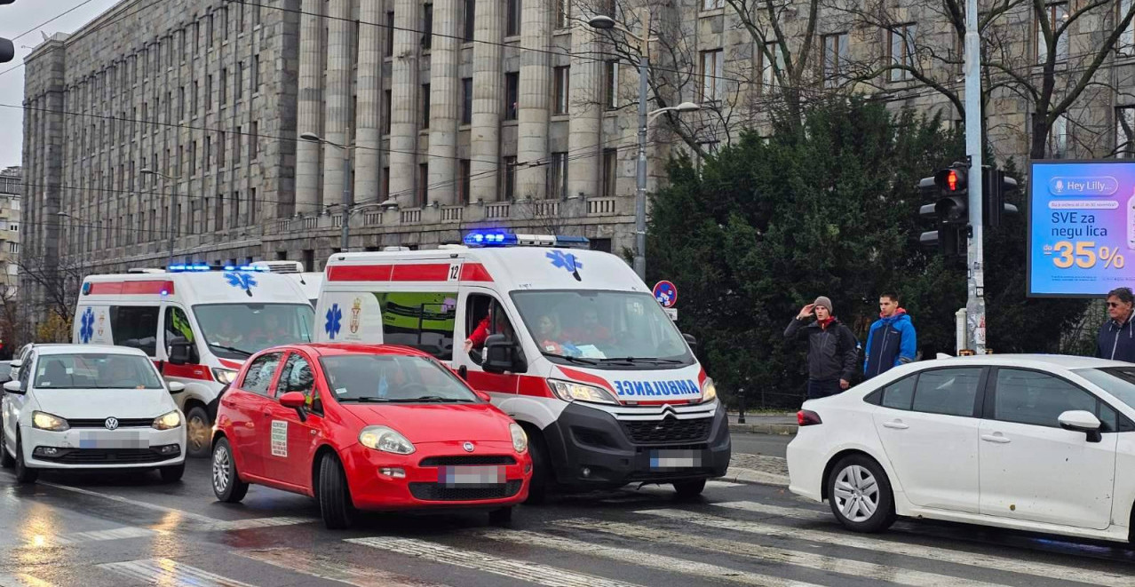 KARAMBOL KOD PREDSEDNIŠTVA Auto prevrnut na krov, ima povređenih (FOTO)