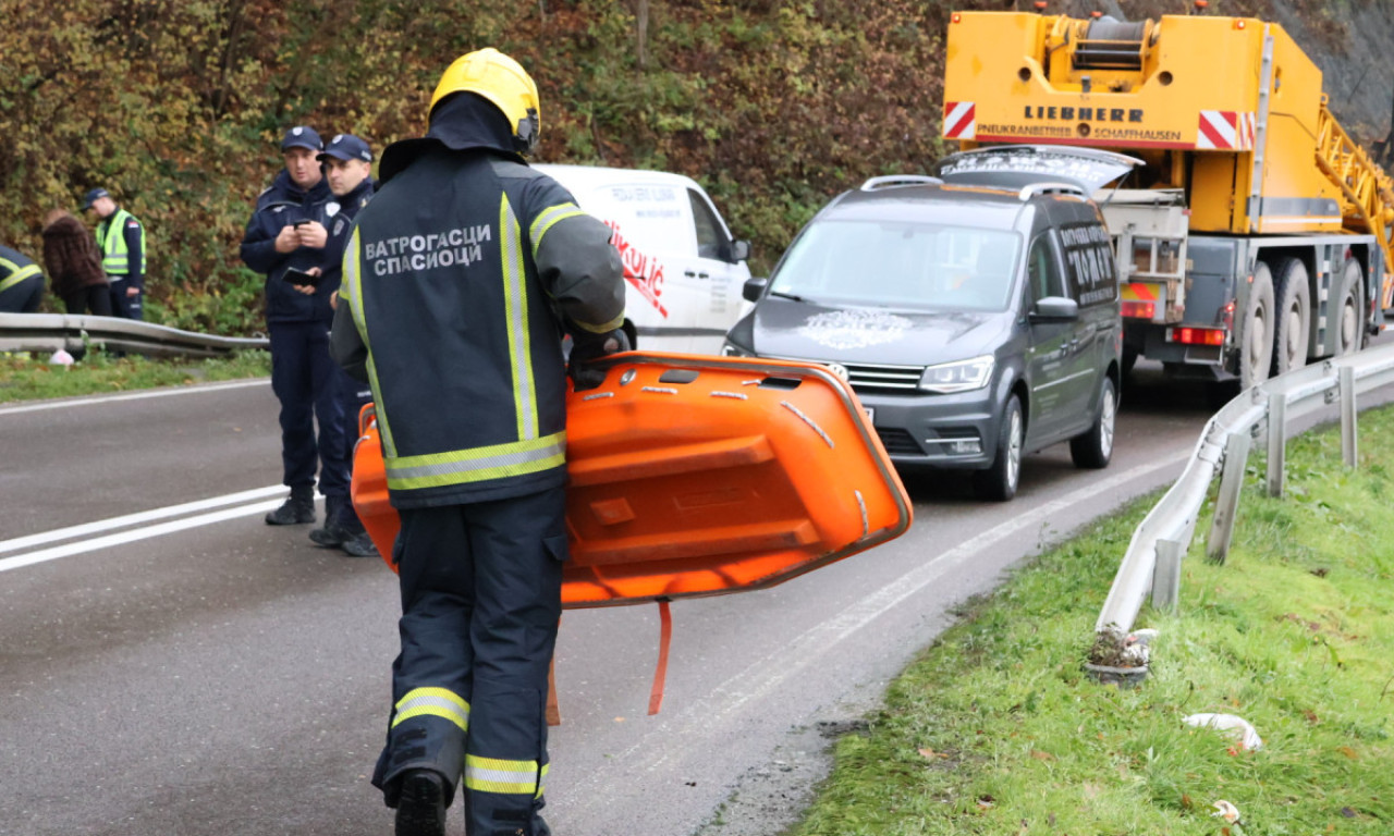 NAJTUŽNIJA SLIKA Vozila pogrebnog preduzeća na mestu gde je nađen automobil u kom je bila Ana Radović (FOTO)