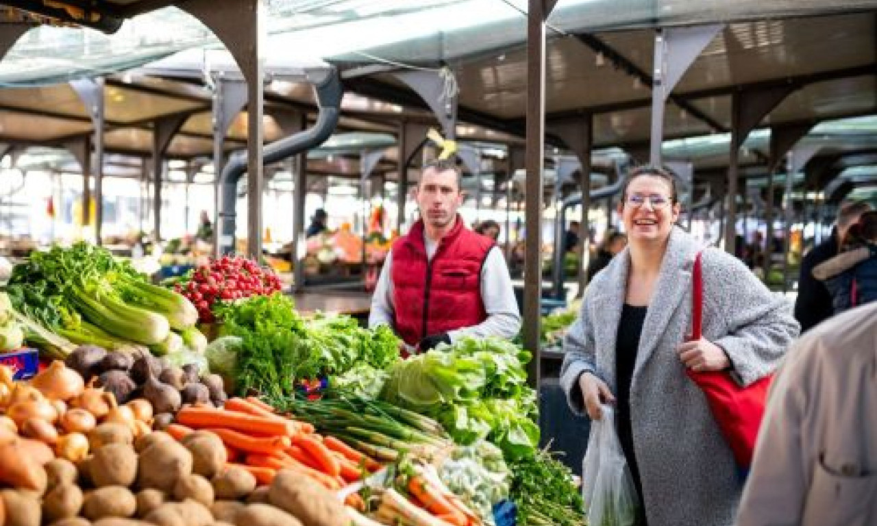 OVO JE PONUDA NA PIJACAMA PRED NIKOLJDAN Evo šta možete kupiti za savršenu trpezu