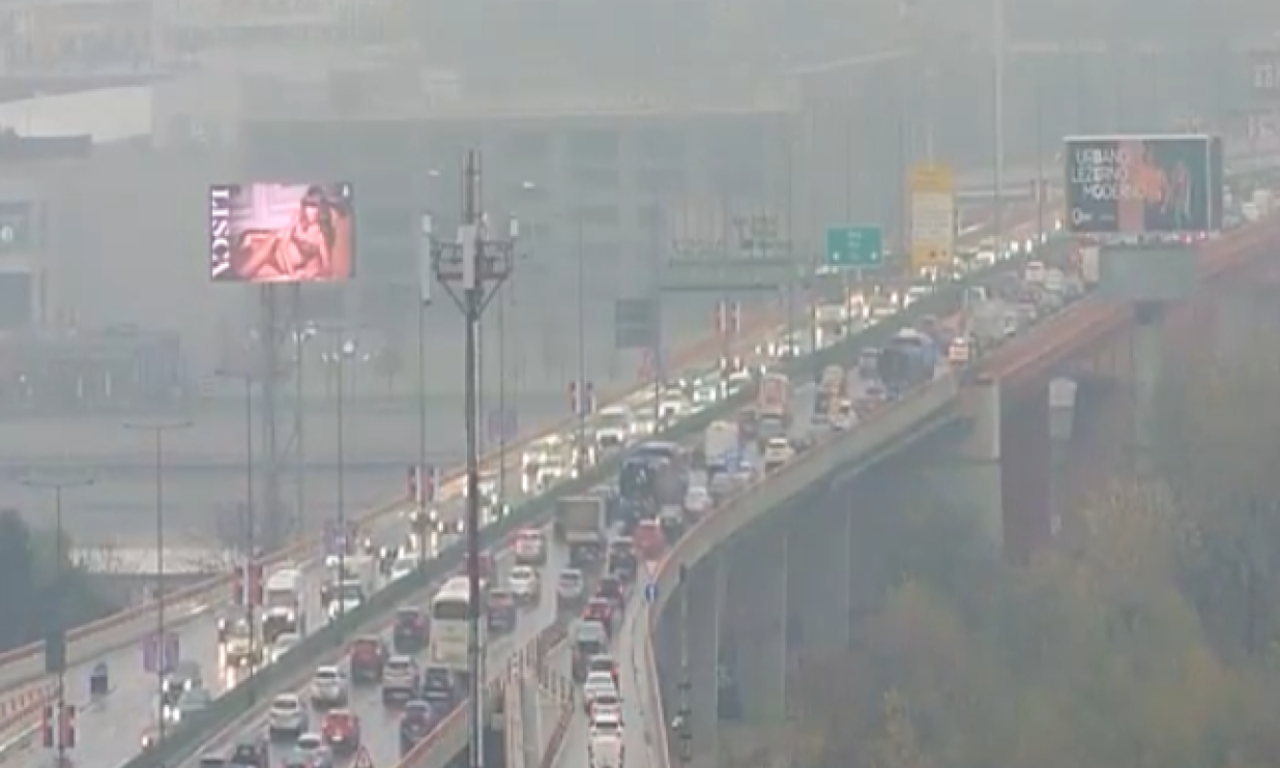 OBUSTAVA SAOBRAĆAJA U BEOGRADU: Kiša, susnežica i kolaps, u ovim delovima grada sve stoji! (FOTO)