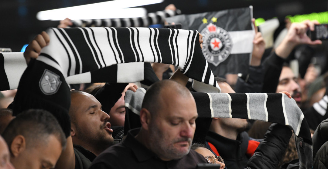 SALVE ZVIŽDUKA ZA IGRAČE PARTIZANA Grmi u Areni protiv Bajerna, Grobari skandiraju Željku Obradoviću! (VIDEO)