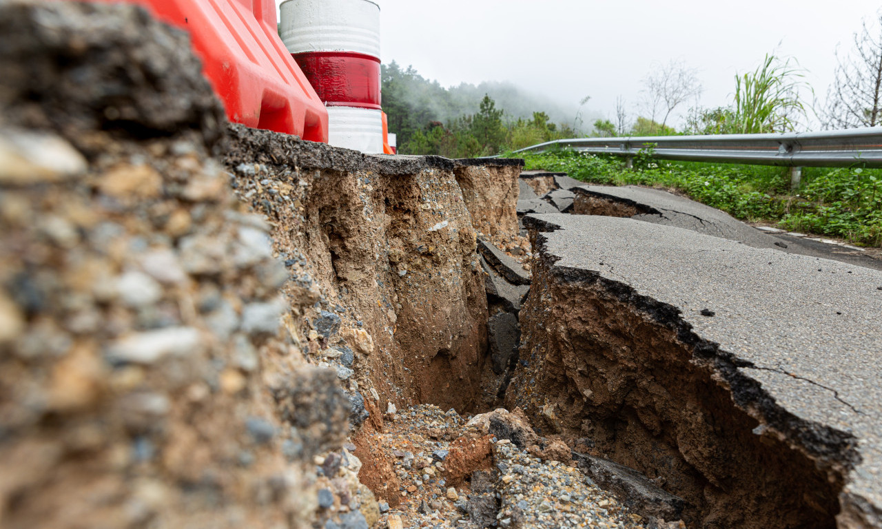 OBRUŠIO SE DEO SAOBRAĆAJNICE U KRAGUJEVCU Pogledajte stravičan snimak, za tren sve nestalo (VIDEO)