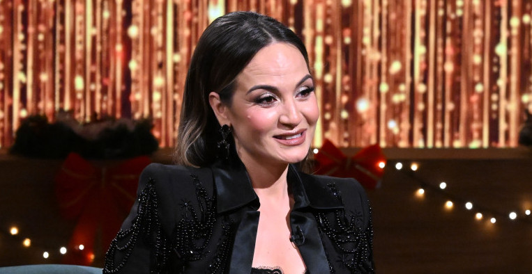 JELENA TOMAŠEVIĆ OBJAVILA OVO, A PAR SATI KASNIJE USLEDIO UŽAS: Pevačica se srušila na bini, članovi benda joj pomagali!