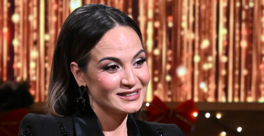 JELENA TOMAŠEVIĆ OBJAVILA OVO, A PAR SATI KASNIJE USLEDIO UŽAS: Pevačica se srušila na bini, članovi benda joj pomagali!