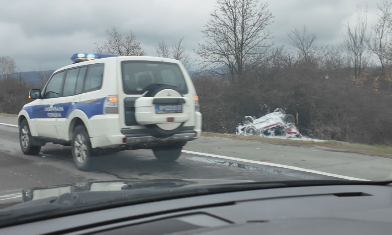 IMA MRTVIH! Teška nesreća kod Kragujevca, automobil se zapalio posle žestokog udara (VIDEO)