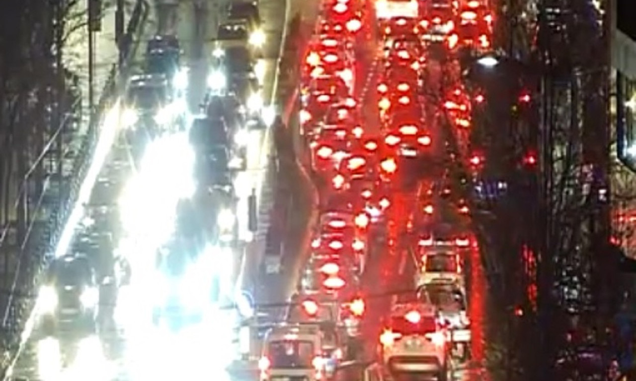 KOLAPS U BEOGRADU Automobili mile na ovim deonicama, hiljade vozila u saobraćajnom haosu (FOTO)
