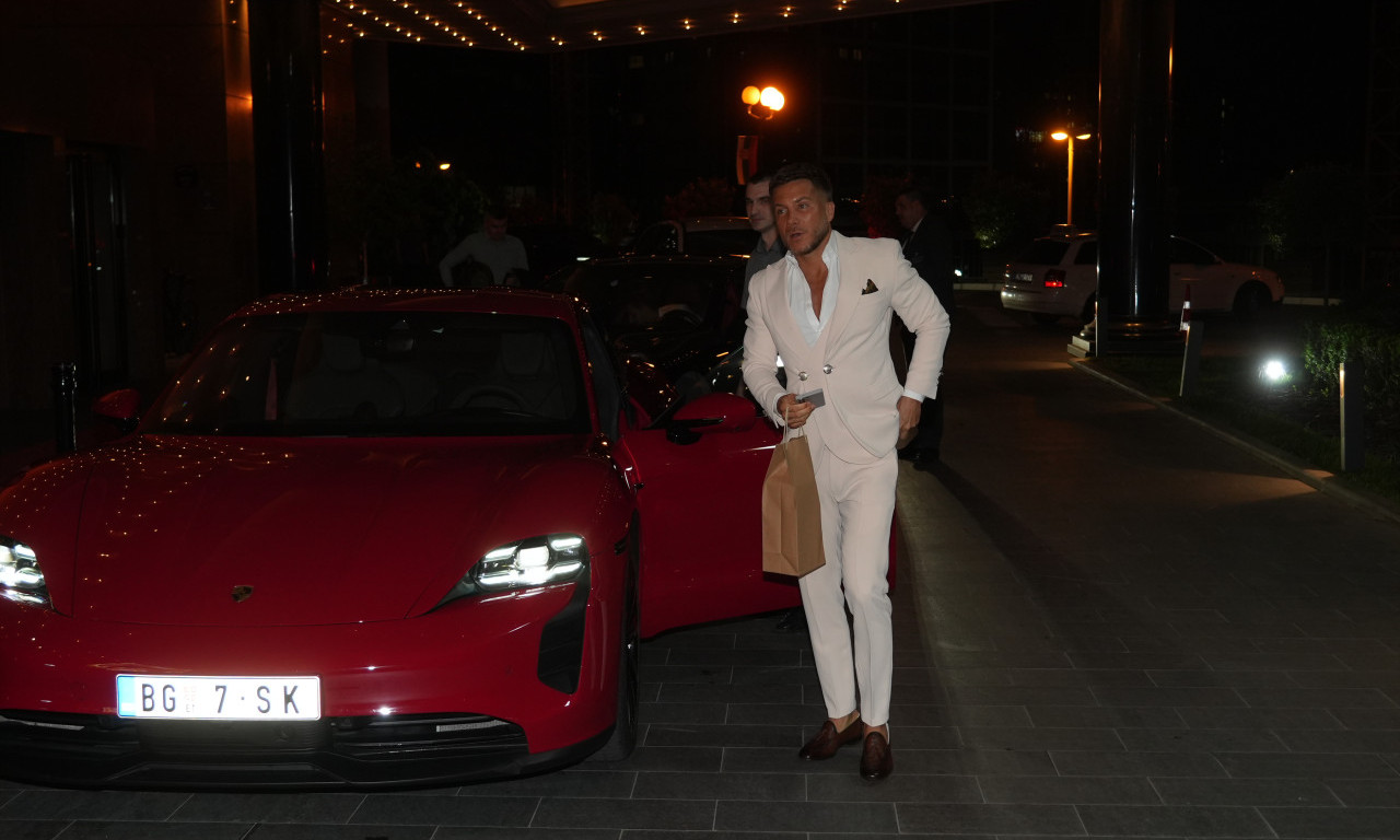 CEO STAN U SPOTU! Ko je naš pevač koji je iskeširao 100.000 evra za ekranizaciju, a dve koleginice mu dišu za vrat?