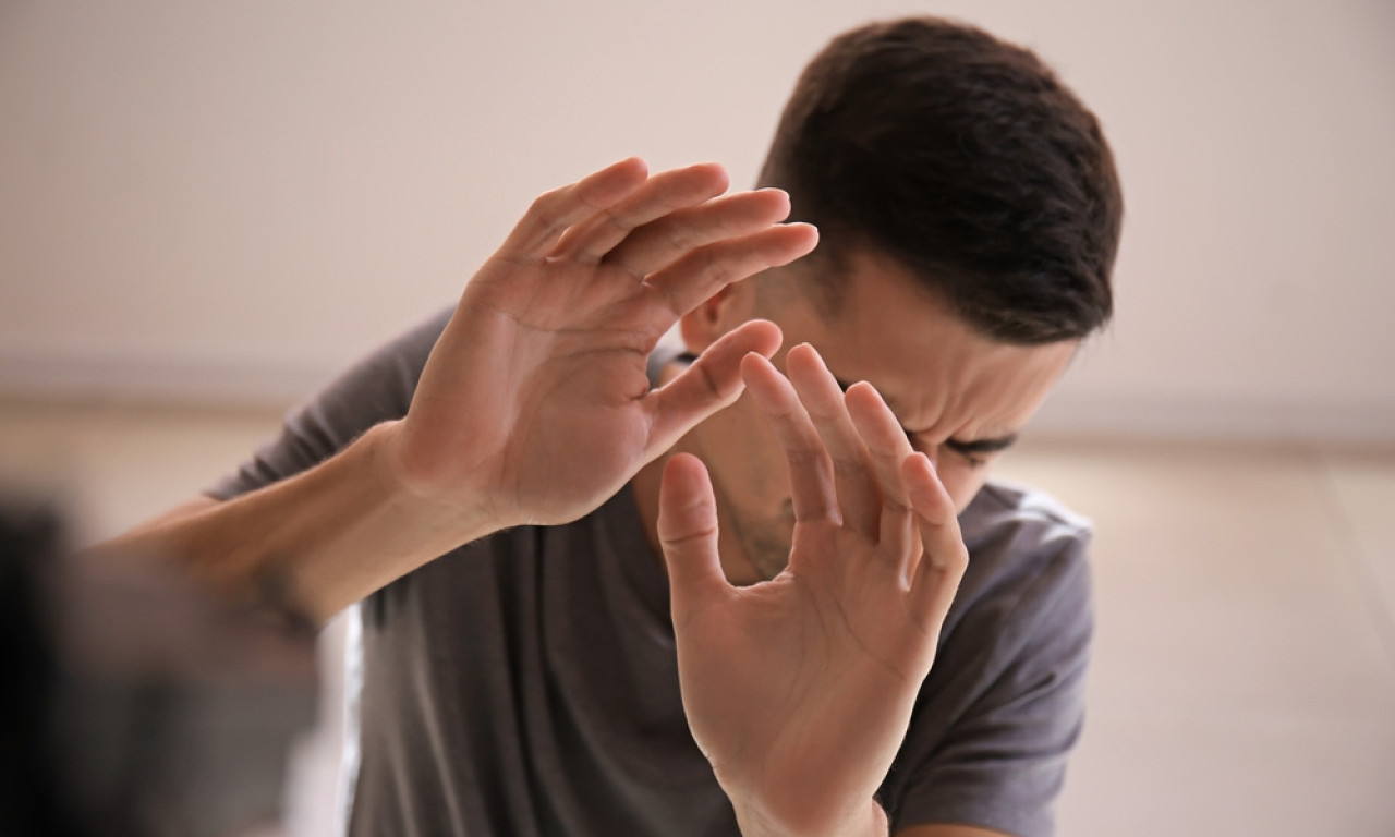 VIDEO-ZAPIS PORODIČNOG NASILJA ZGROZIO SRBIJU Muškarac šamara oca, majka snima i dobacuje... (VIDEO)