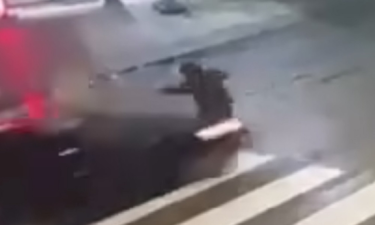 STRAVIČAN SNIMAK IZ BIJELJINE Automobil pokosio pešaka na pešačkom prelazu, leteo 20 metara (UZNEMIRUJUĆI VIDEO)