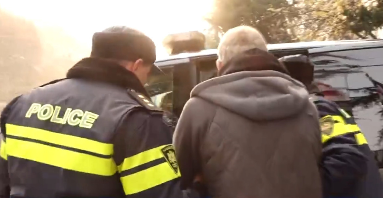 NAORUŽANI OPOZICIONAR POKUŠAO DA ZAPALI ZGRADU SUDA Prosuo benzin, policija munjevito regovala (VIDEO)