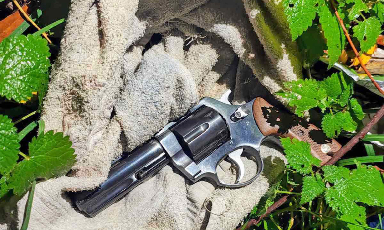 UHAPŠENE I DEVOJKE ZBOG UKRADENOG ORUŽJA: Detalji privođenja zbog nestanka arsenala iz policijske stanice u Doljevcu (FOTO)