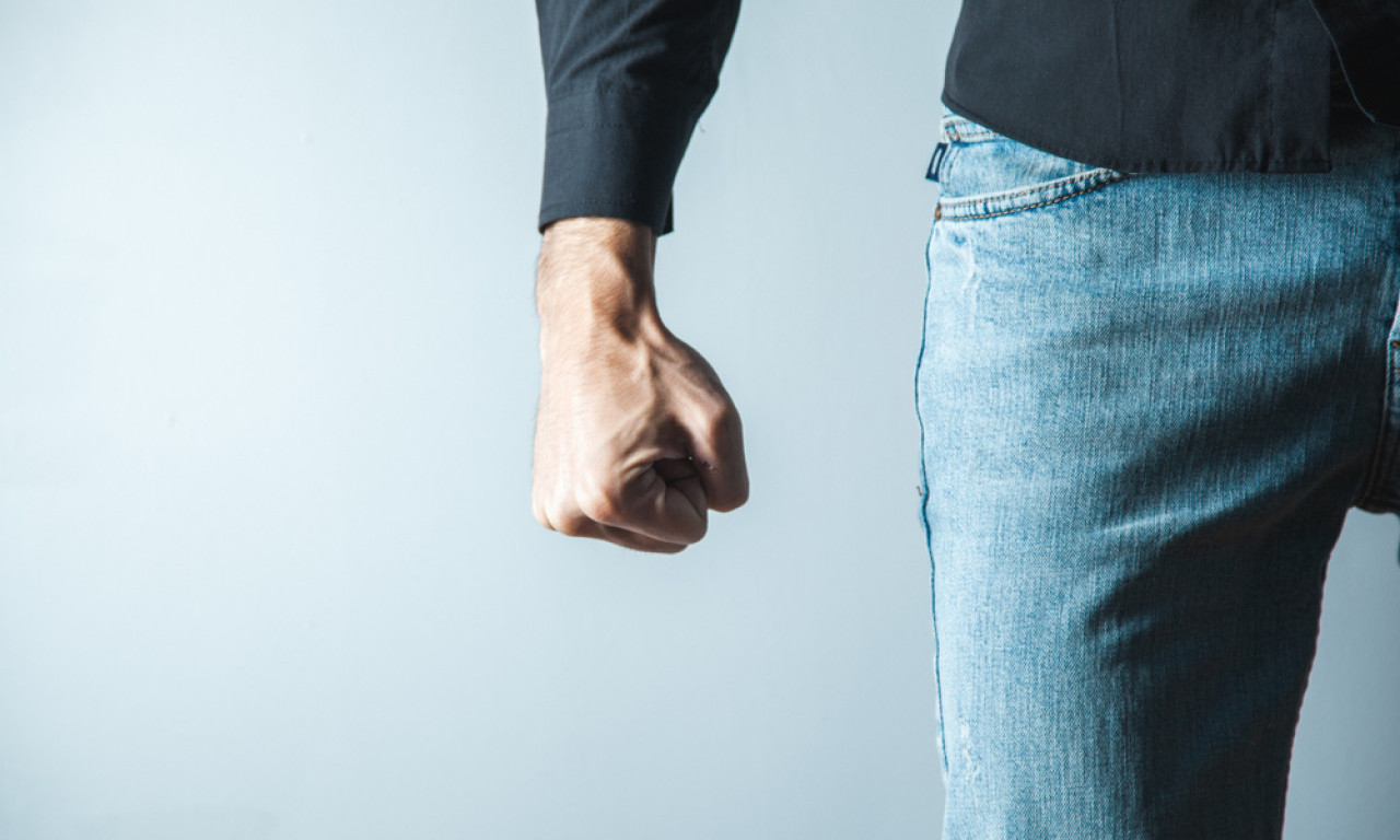 NOVI SNIMAK MUŠKARCA KOJI TUČE OCA "Sad ću da te vaspitam...", užasno porodično nasilje, majka otkrila razlog (VIDEO)