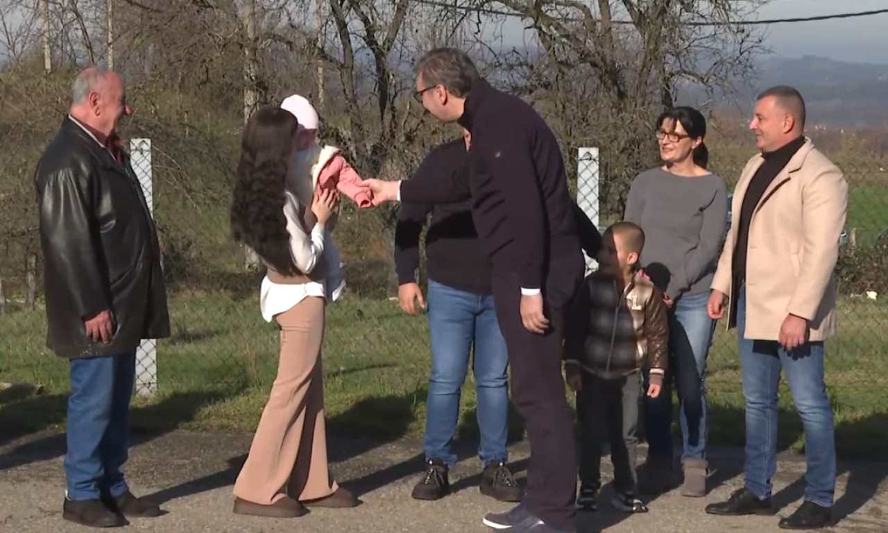 VUČIĆ DOŠAO U MIONICU POSLE IZBORA Evo kako je dočekan u domaćinstvu Jakovljevića u selu Tolić (VIDEO)