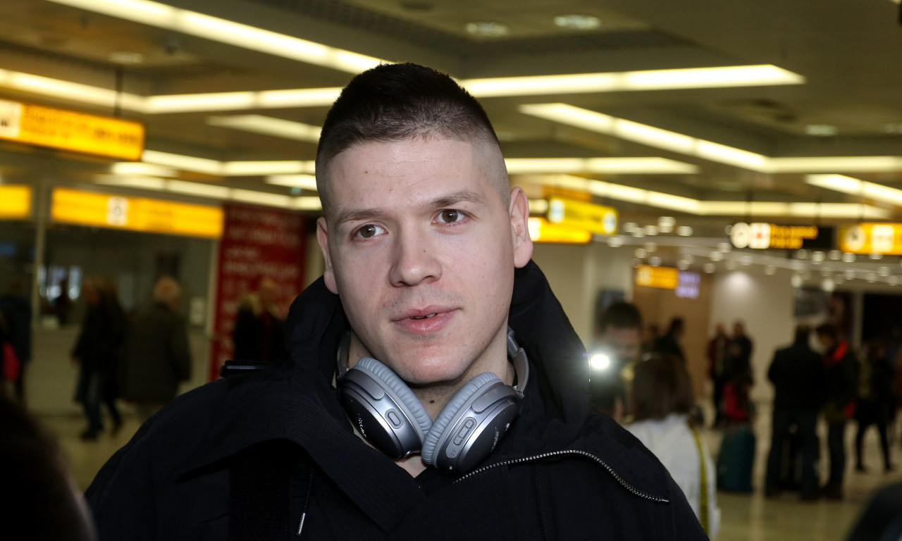 SLOBA RADANOVIĆ JE U SRBIJI! Posle 48 sati zatočeništva na aerodromu stigao kući: Prvo što je uradio rasplakalo je sve!