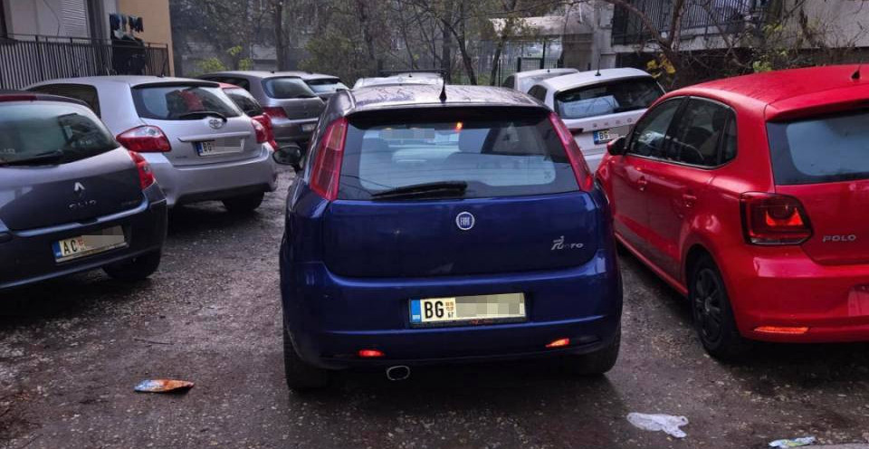 BEZOBRAZLUK NA KUB! Blokirao čak 11 automobila na parkingu, građani ne mogu ni decu do vrtića da odvezu (FOTO)