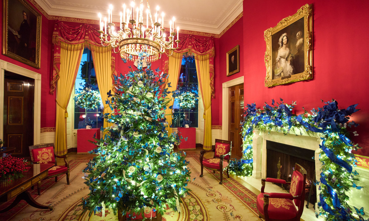 MELANIJA TRAMP PUSTILA MAŠTI NA VOLJU Ovako izgledaju božićni ukrasi Bele kuće za 2025. godinu (FOTO)