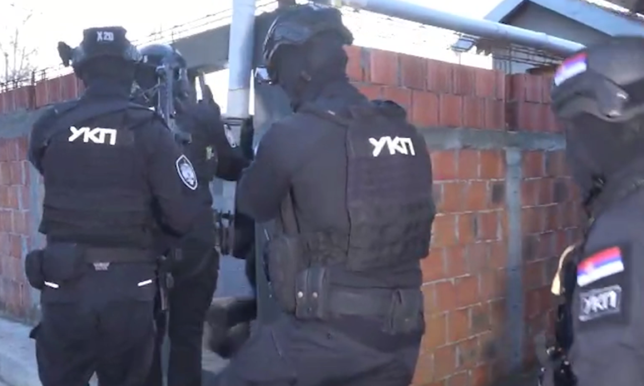 VELIKA ZAPLENA DROGE U BEOGRADU Muškarac sakrio heroin i kokain u zakopanom buretu, pogledajte kako je pao (VIDEO)