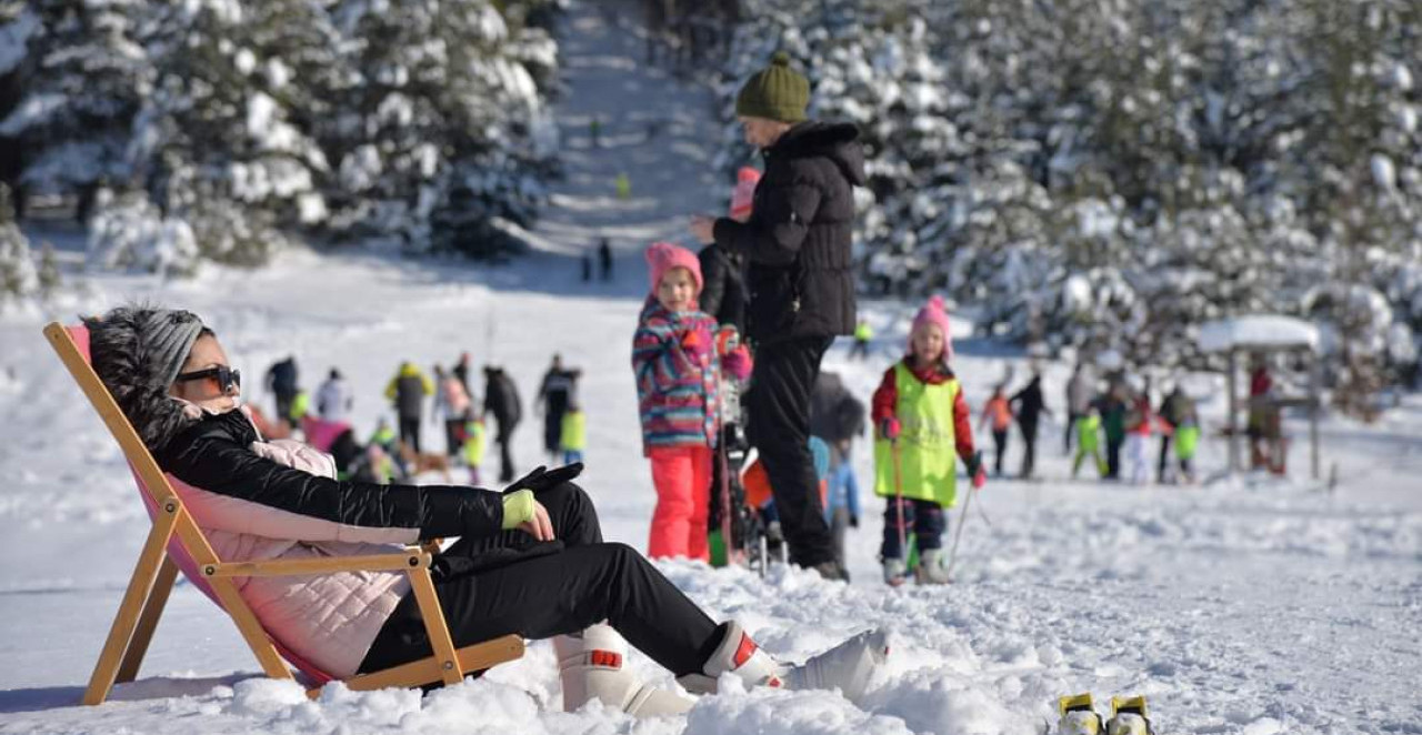 JEFTINO ZIMOVANJE NA TRI SATA OD BEOGRADA Prava bajka i besplatno skijanje za decu - planina Javor sve popularnija! (FOTO)