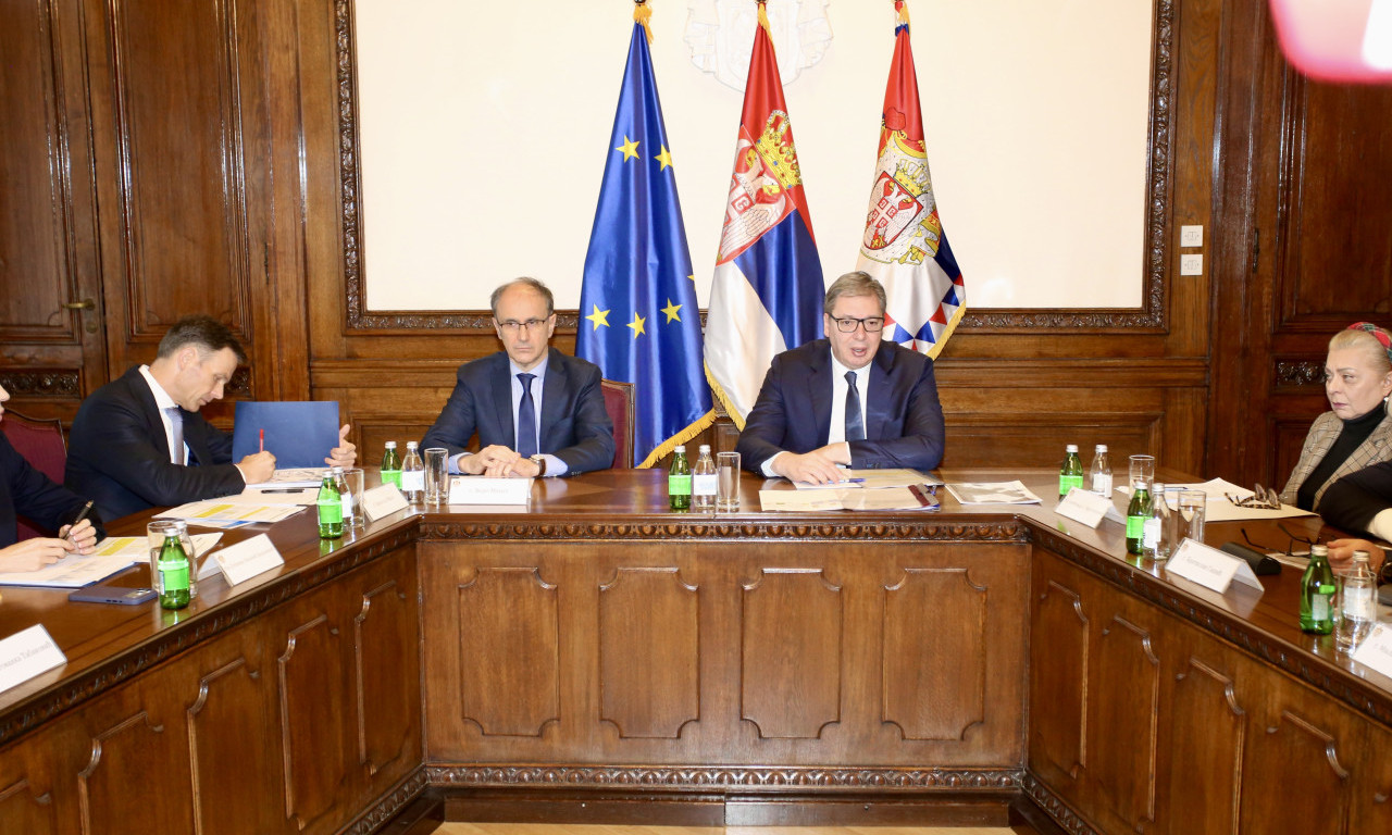 UŽIVO VAŽAN SASTANAK U PREDSEDNIŠTVU Vučić seo sa timom zaduženim za energetsku stabilnost i bezbednost zemlje