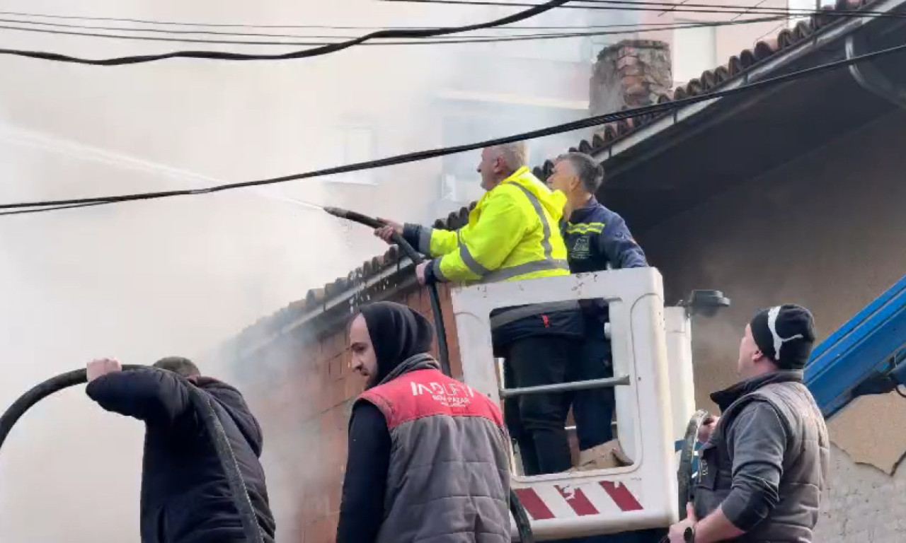 SVI STANARI EVAKUISANI, OGROMNA MATERIJALNA ŠTETA Požar u Novom Pazaru lokalizovan (FOTO+VIDEO)