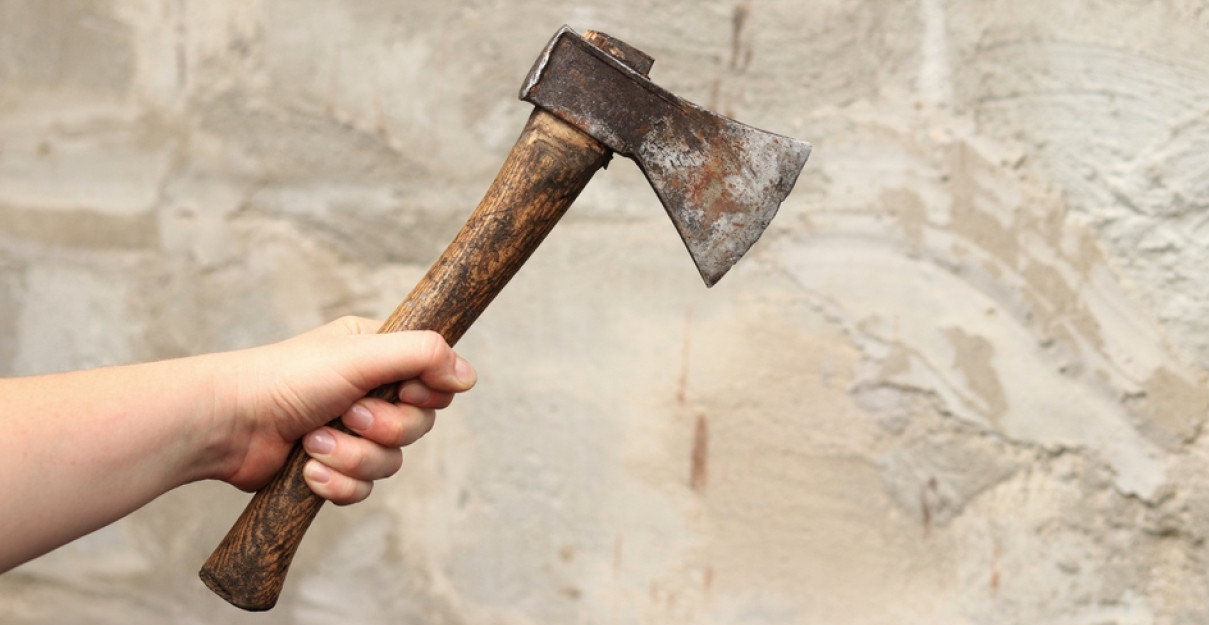 PRESUDILA MUŽU SEKIROM Irenu zlostavljao godinama pa slike slao sinu, evo na koliko je osuđena žena ubica (FOTO)