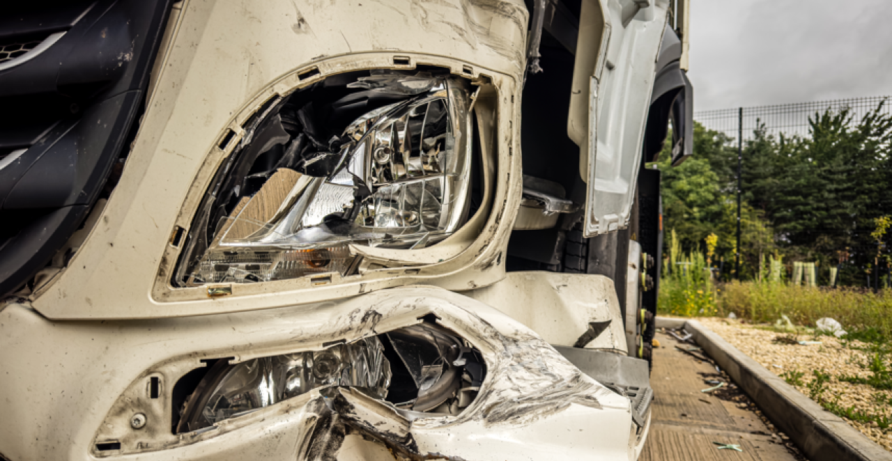 PREMINUO VOZAČ POSLE UDESA KOD STARE PAZOVE! Ostao zarobljen u smrskanoj kabini, sve pretilo da eksplodira (FOTO)