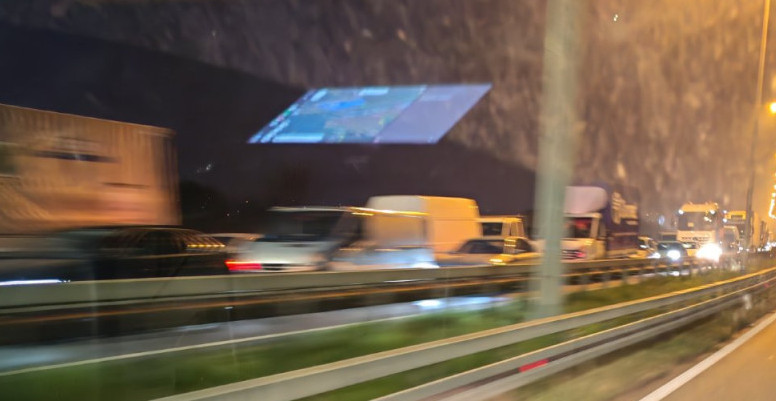 HAOS NA OBILAZNICI OKO BEOGRADA Prevrnula se prikolica, formiraju se veliki zastoji (FOTO + VIDEO)