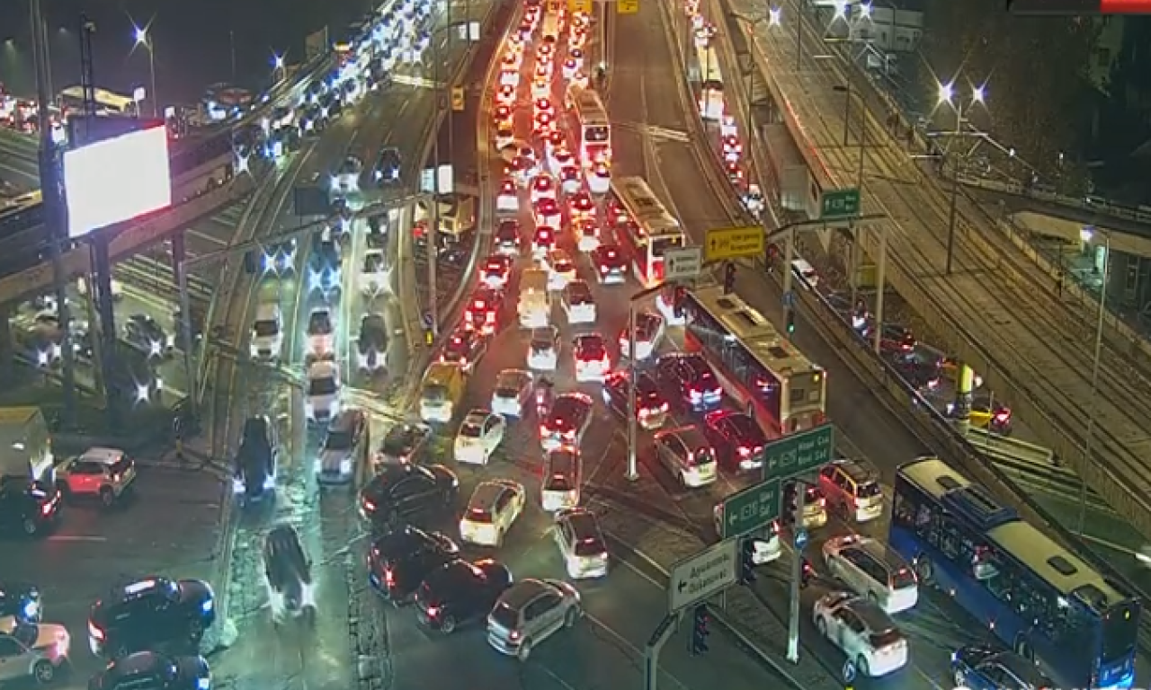 POPODNEVNI ŠPIC U BEOGADU NE JENJAVA: Evo gde je najkritičnije, ova dva pravca izbegavajte (FOTO)