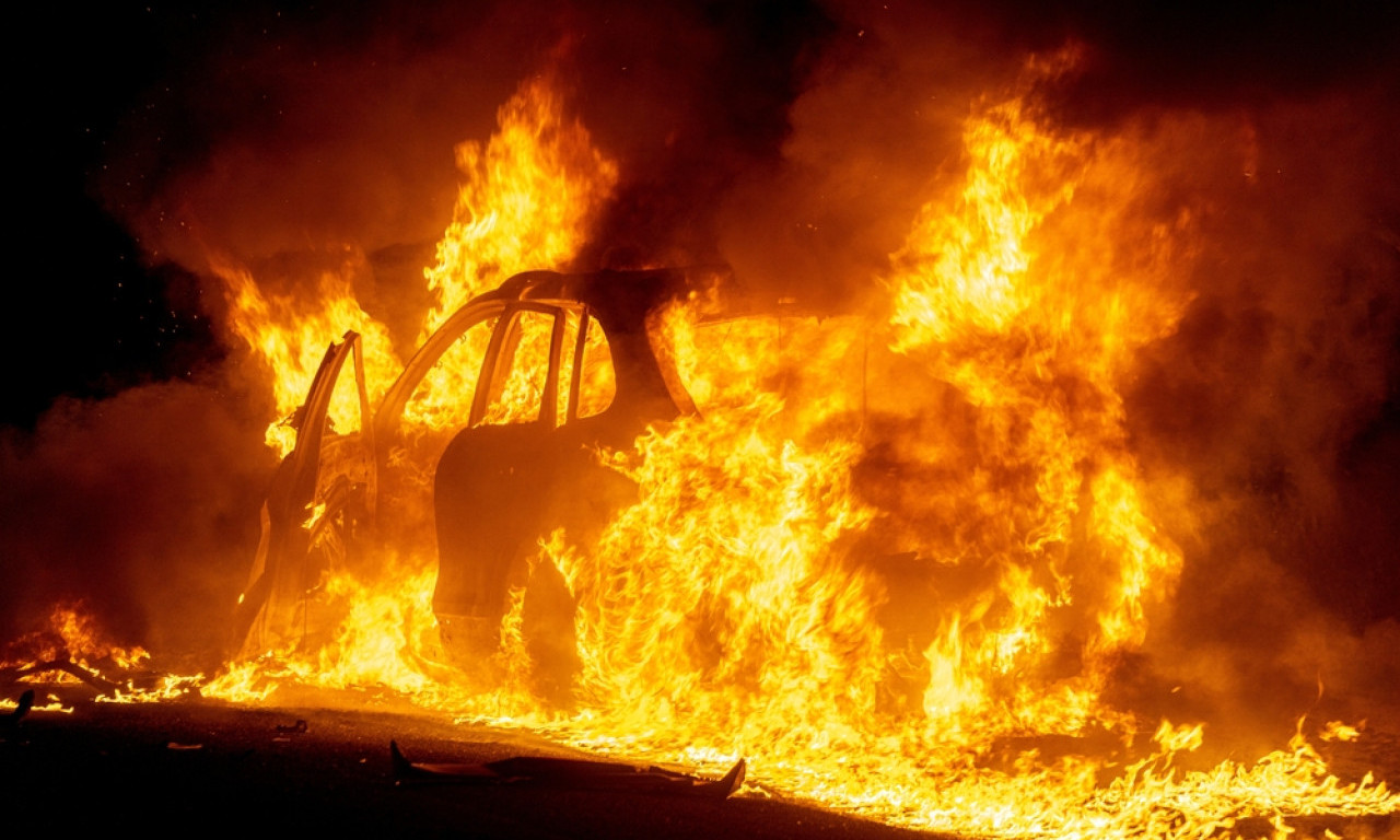 BAČEN MOLOTOVLJEV KOKTEL NA AUTOMOBIL! Buktinja kod Obrenovca, vozilo nestalo u plamenu usred noći