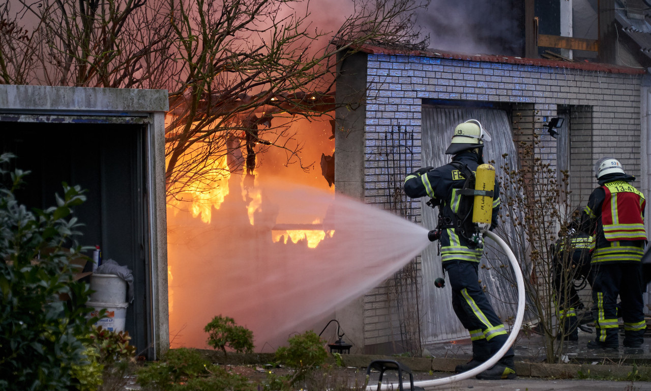 VELIKI POŽAR U KRALJEVU: Vatra progutala sušaru u nezgodnom trenutku, vatrogasci hitno reagovali (VIDEO)