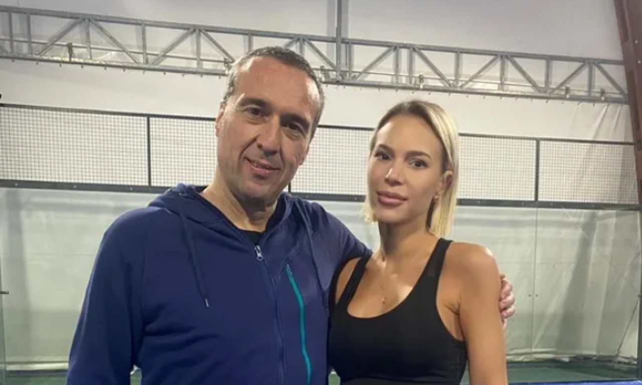 MLADEN MIJATOVIĆ ZABORAVIO NA DEU? Poznati novinar u zagrljaju vatrene plavuše: "Donosi mi antistres energiju" (FOTO)