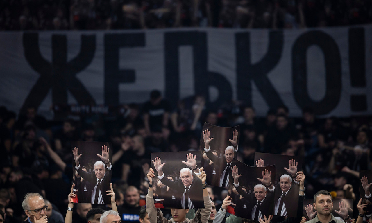 SVE PO "ZASLUZI" Evo kako su Grobari izvređali igrače, pre svega Tajrika i Parkera, leteli i predmeti na teren (VIDEO)