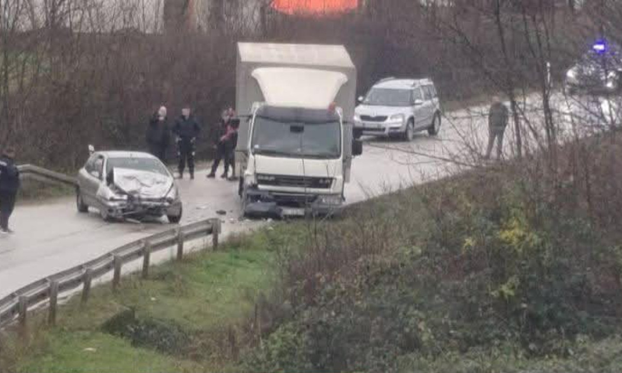 TEŠKA NESREĆA KOD ČAČKA Direktni udar kamiona i automobila, vozilo potpuno smrskano (FOTO)