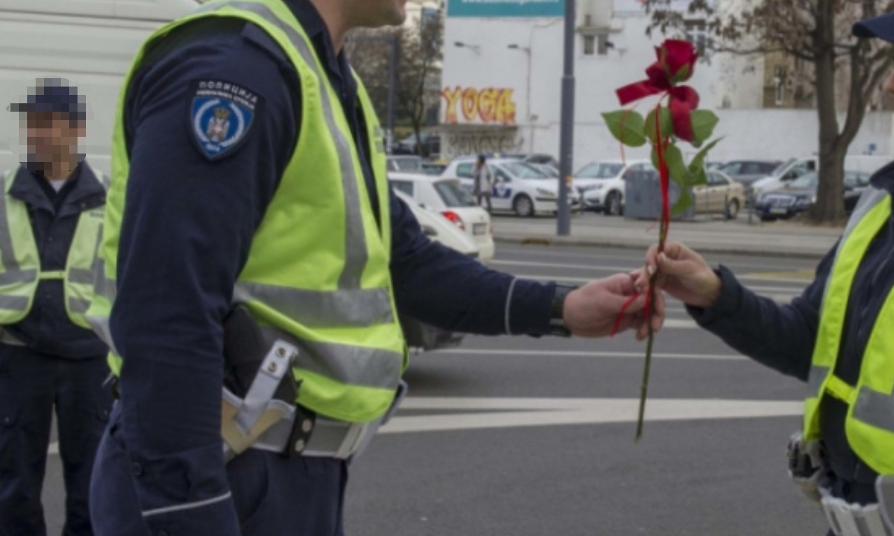 OVAJ GEST POLICAJCA RASPLAKAĆE VAS OD SREĆE Umesto kazne - buket cveća (FOTO)