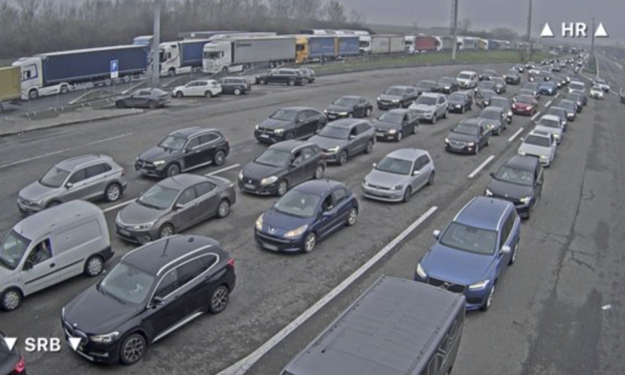 DRAMATIČNI PRIZORI NA GRANICI Čeka se satima, kolone bez kraja! (FOTO)