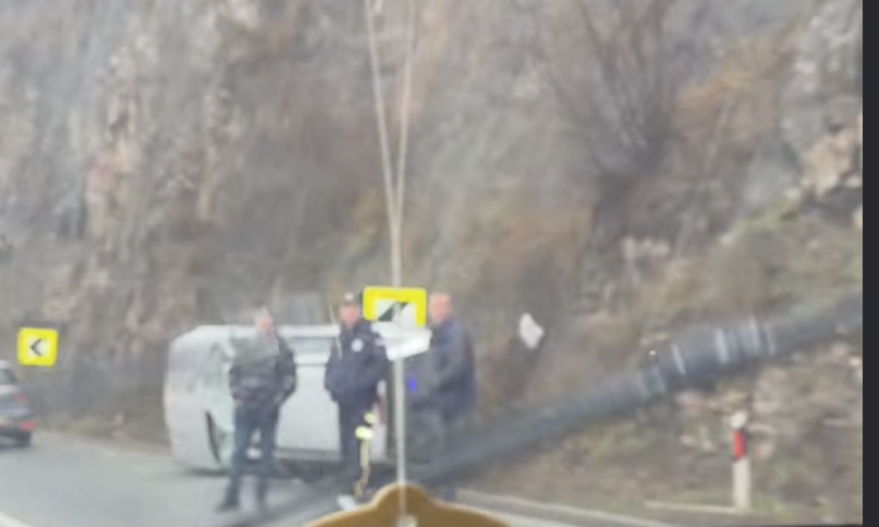 UŽAS NA PUTU KOD UŽICA Vozilo završilo na boku nakon udara u kamenu obalu! (VIDEO)
