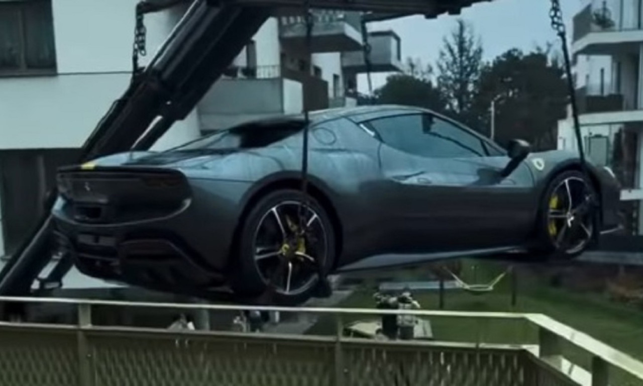 BIZNISMEN SA BALKANA FERARI STAVIO NA BALKON U BEČU! Pogledajte kako je vozilo od skoro 400.000 evra uklonjeno (VIDEO)