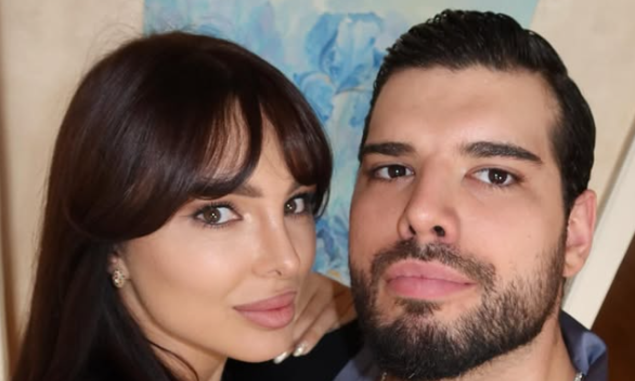 ADAM ADAKTAR ČEKA PETO DETE?! Kralj obrva i njegova žena ponovo šokiraju: Zagonetni snimak i poza koja sve govori!