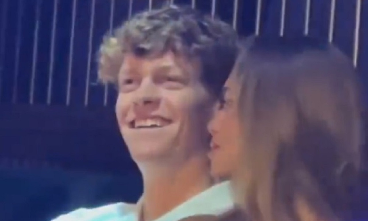 SINER SA LEPOTICOM IZ SREBRENICE UŽIVA U DUBAIJU Teniser i devojka "uhvaćeni" u klubu, pogledajte šta rade (VIDEO)